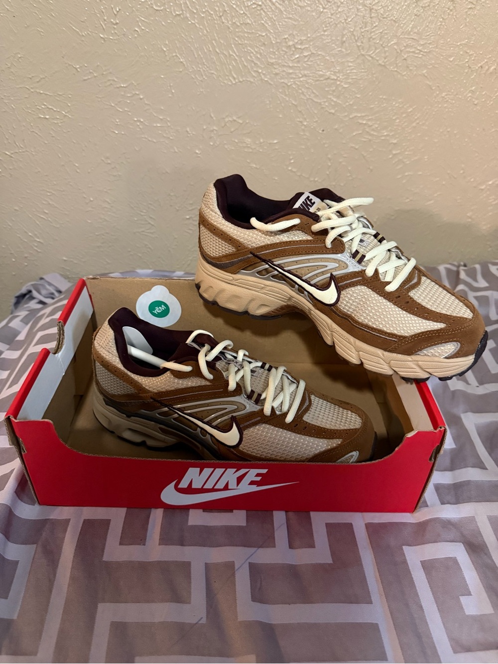 Nike Men’s Brown, Cream and White Trail-Style Sneakers